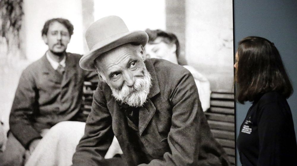 Fotografia de Renoir que forma parte de la primera retrospectiva dedicada en el País Vasco al pintor impresionista.