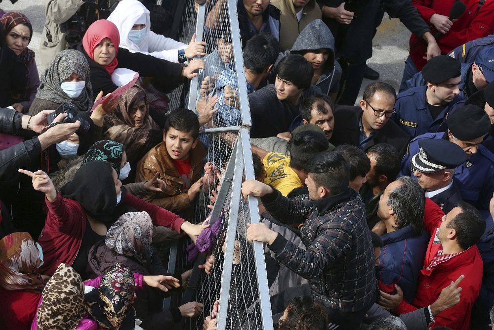 Refugiados afganos protestan en el campo de Elinikón (antiguo aeropuerto de Atenas), utilizado como centro de acogida de refugiados.