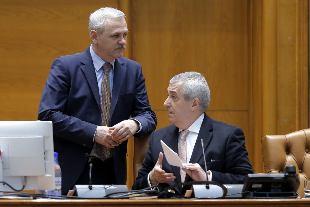 Los líderes de la coalición gobernante Calin Poescu Tariceanu (dcha) y Liviu Dragnea (izq) conversan antes de que el presidente de Rumanía, Klaus Iohannis, pronuncie un discurso ante las dos cámaras del Parlamento en Bucarest (Rumanía) el 7 de febrero de 2017.