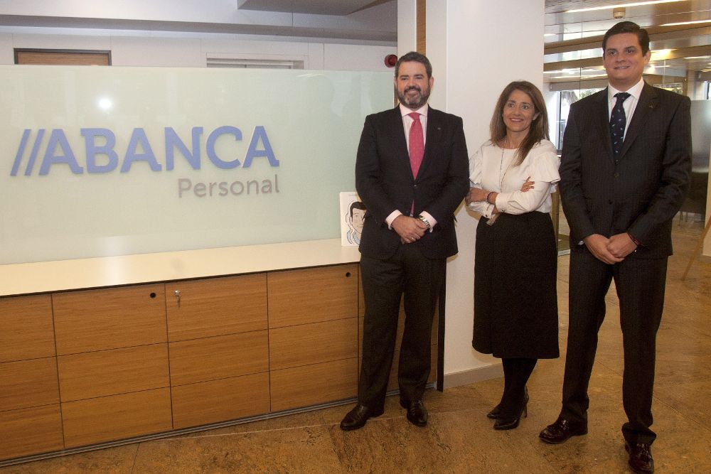 El director general de Negocio de España, Luis Beraza (i); la directora de Abanca Personal, Mónica Vázquez, y el director de banca de particulares Manuel Nogueira (2d).