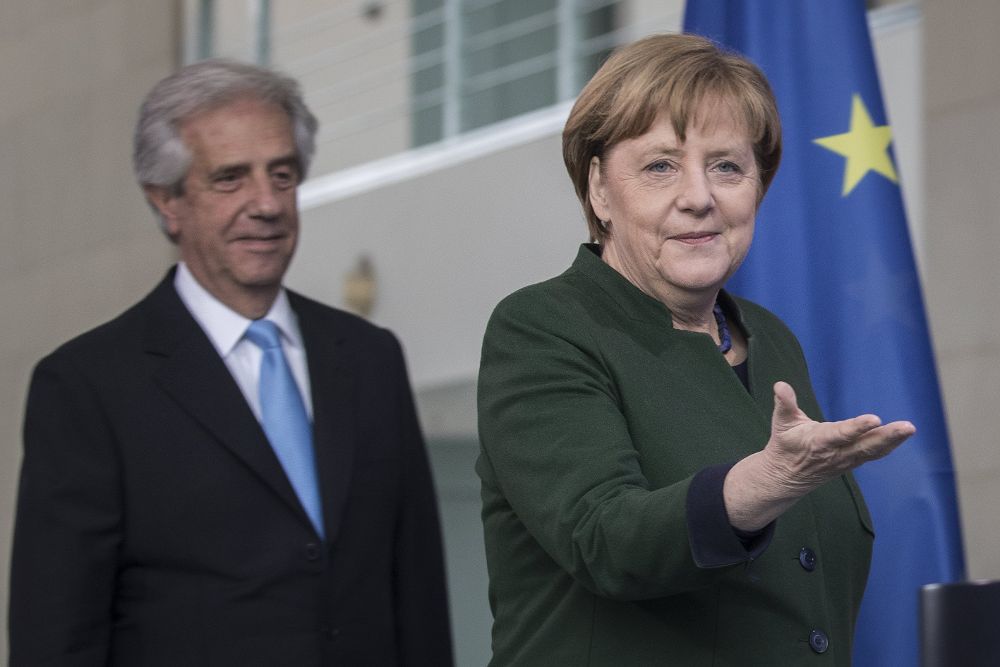 El presidente de Uruguay, Tabaré Vázquez (i), y la canciller alemana, Angela Merkel.