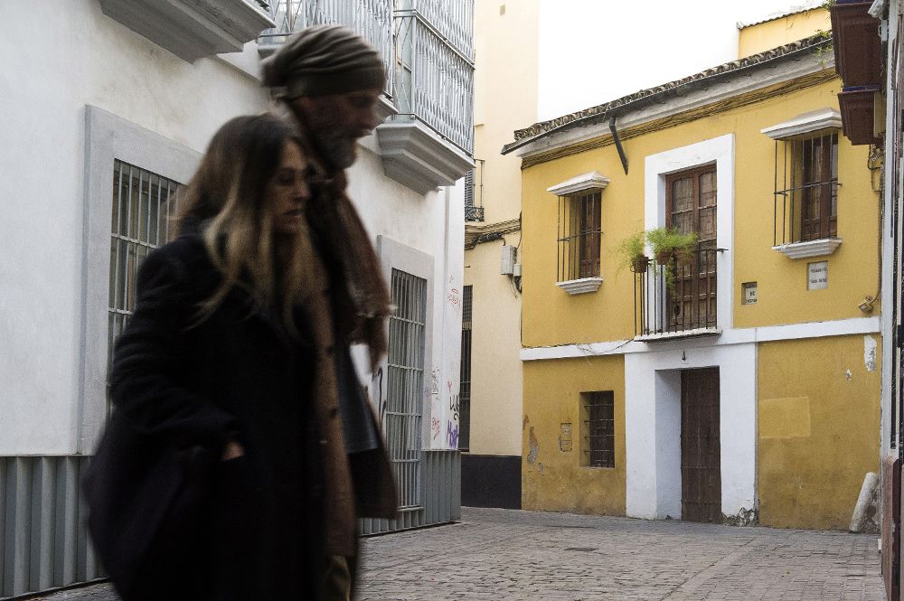 Una pareja pasa ante la casa natal de Velázquez.