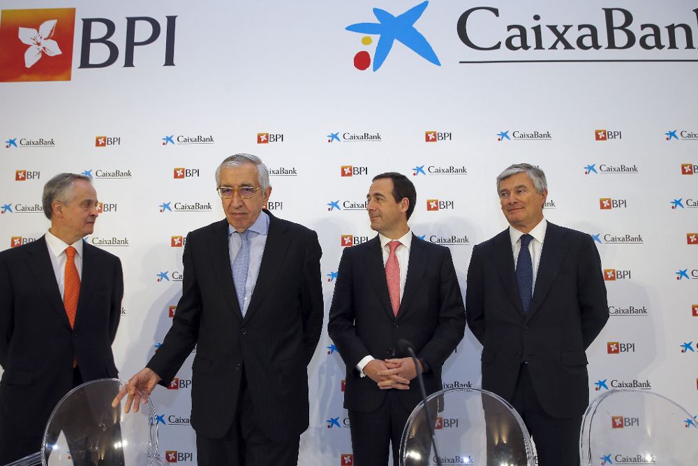El consejero delegado de Caixabank, Gonzalo Gortázar (2d), junto al director general para el proyecto BPI, Pablo Forero (d); el presidente de la Comisión Ejecutiva del Banco Portugués de Inversiones (BPI), Fernando Ullrich (i), y el presidente del Banco, Artur Santos Silva (2i).