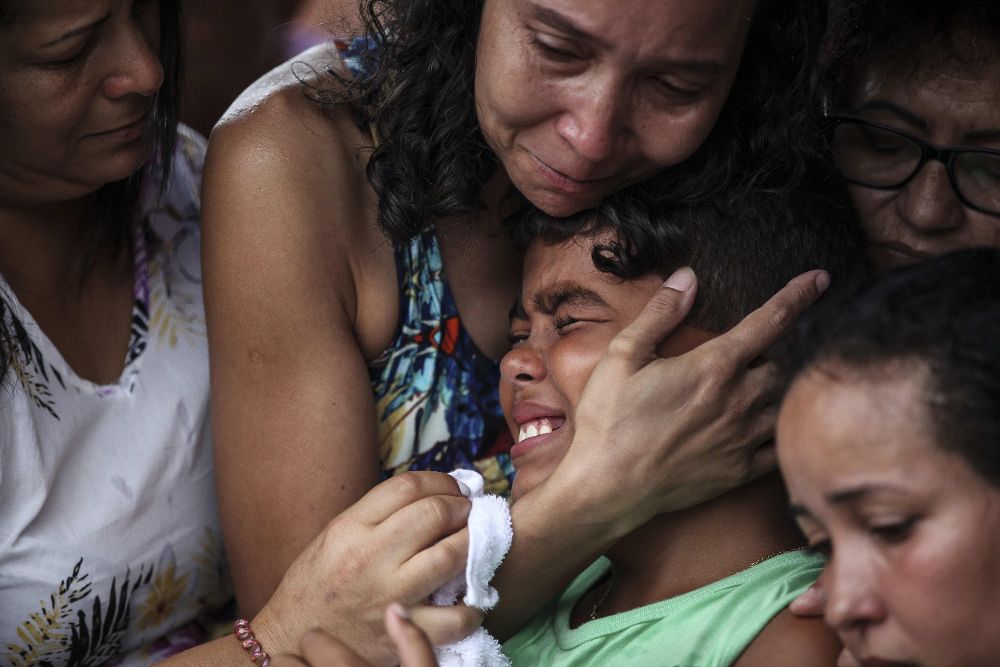 El hijo del policía Mario Marcelo Albuquerque, Kaique, llora durante el entierro de su padre este miércoles 8 de febrero de 2017, en Serra, Espírito Santo (Brasil).