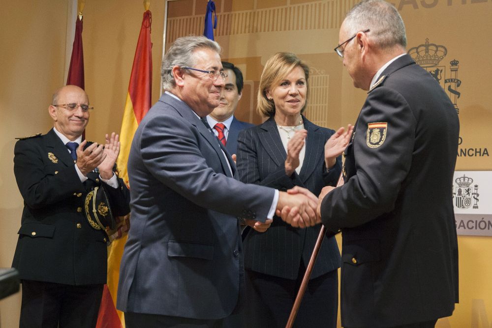 El ministro del Interior, Juan Ignacio Zoido (i), y la ministra de Defensa, María Dolores de Cospedal, felicitan al comisario principal Félix Antolín tras tomar posesión como nuevo jefe superior de Policía de Castilla-La Mancha.