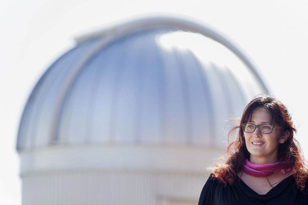 La astrofísica Pilar Montañés, investigadora del Instituto de Astrofísica de Canarias (IAC) y que además estudia Bellas Artes en la Universidad de La Laguna, durante la entrevista con Efe.