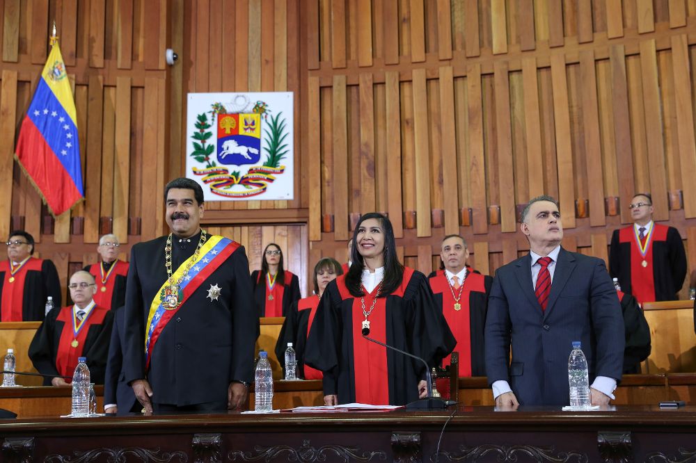 El presidente de Venezuela, Nicolás Maduro, junto a la presidenta del Tribunal Supremo de Justicia y al Defensor del pueblo, en un acto celebrado el pasado martes.