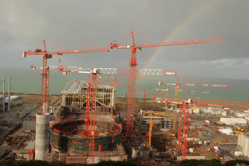 Fotografía de 2009 que muestra la construcción de un reactor nuclear de tercera generación en la central nuclear de Flamanville, situada al noroeste de Francia. 