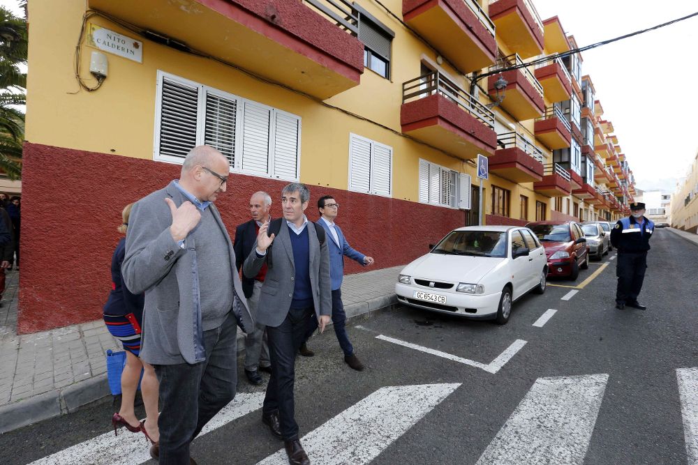 El presidente del Gobierno de Canarias, Fernando Clavijo (c), el vicepresidente, Pablo Rodríguez (d), y el alcalde de Santa Brígida, José Armengol, durante la visita institucional.