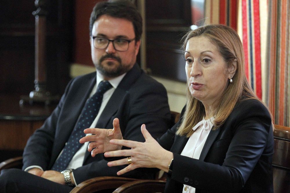 Ana Pastor con el presidente del PP de Canarias, Asier Antona.
