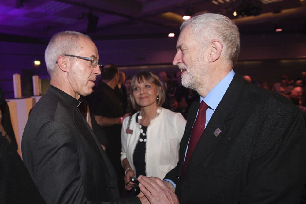 El arzobispo de Canterbury, Justin Welby (i) junto con el líder de los laboristas Jeremy Corbyn (d).