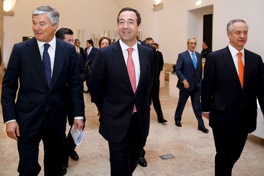 El CEO del Banco Portugués de Inversiones (BPI), Fernando Ullrich (d), el representante de CaixaBank, Gonzalo Cortazar (c) y el director de proyectos de CaixaBanking BPI, Pablo Forero (i), este miércoles, 8 de febrero.