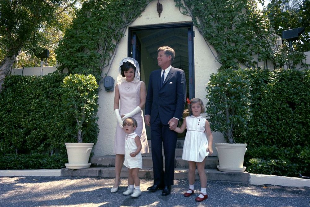 John F. Kennedy junto a su esposa Jacqueline y sus hijos, John y Caroline, frente a la capilla privada de la mansión de sus padres, Joseph and Rose, en Palm Beach (Florida), el Domingo de Resurrección de 1962. 