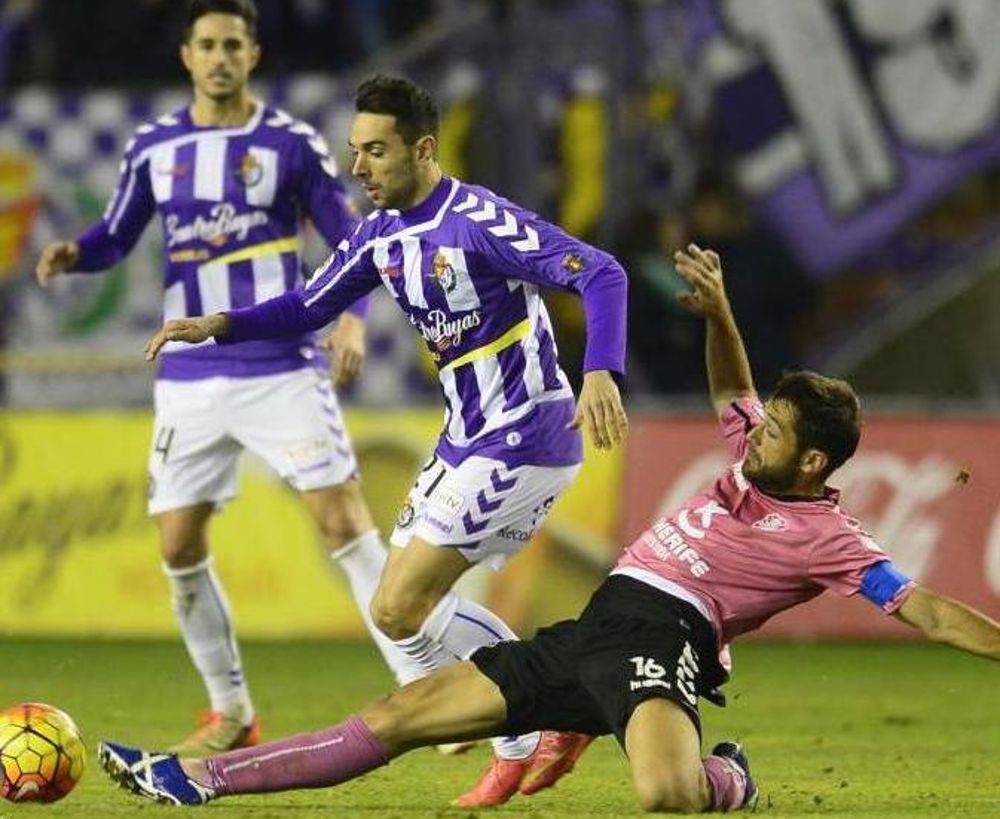 Aitor Sanz disputa un balón a un jugador del Valladolid la temporada pasada.