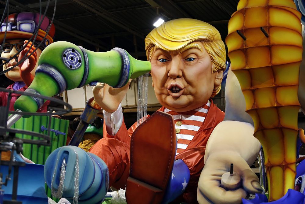 Figura que representa a Donald Trump durante la preparación del Carnaval de Niza, Francia.