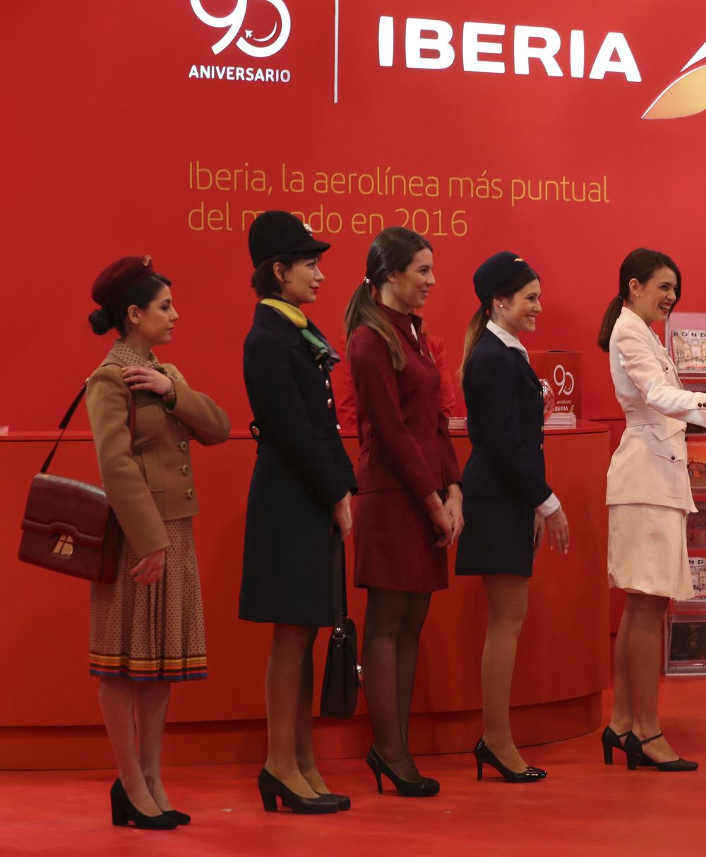 Azafatas con el uniforme de distintas etapas de la aerolínea en stand de Iberia, durante la pasada inauguración de la trigésimo séptima edición de la Feria Internacional de Turismo (FITUR).