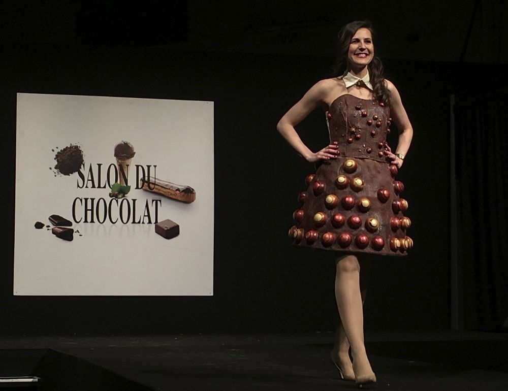Una modelo desfila con un vestido de cacao.