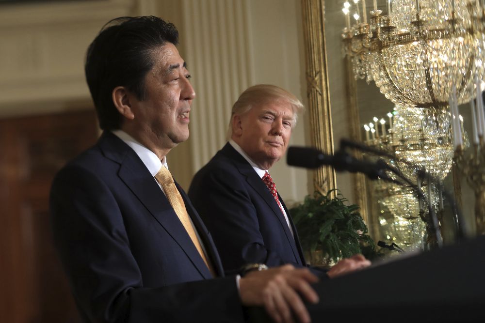 El presidente estadounidense Donald Trump (d) y el primer ministro japonés Shinzo Abe (i).