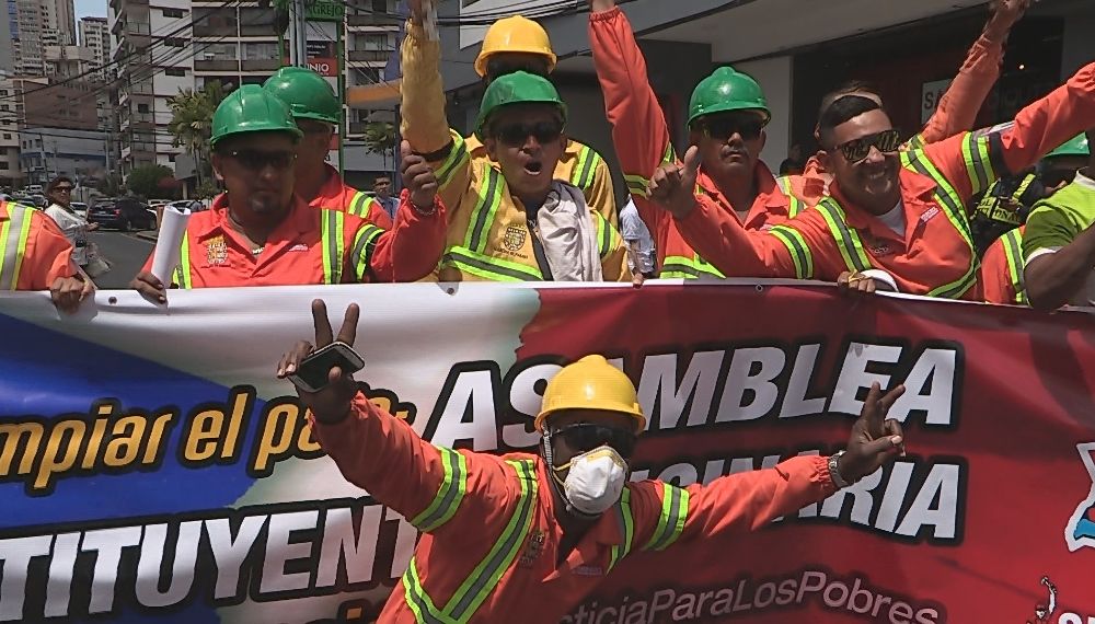 Miembros del Sindicato Único Nacional de Trabajadores de la Construcción y Similares (SUNTRACS), uno de los más fuertes de Panamá, bloquean hoy, 10 de febrero de 2017, las principales calles de la capital para protestar por el escándalo de Odebrecht.