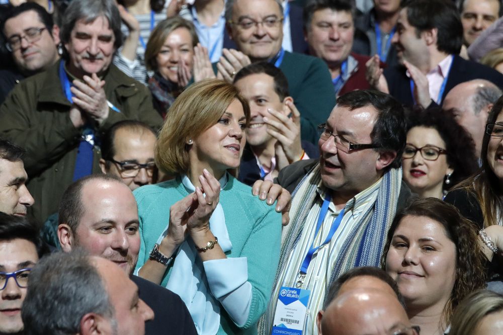 La secretaria general del PP, María Dolores de Cospedal, aplaude tras la primera jornada del XVIII congreso nacional del PP que se ha inaugurado esta tarde en la Caja Mágica de Madrid.
