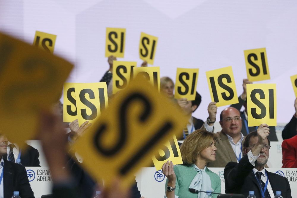 El presidente del PP, Mariano Rajoy, y la secretaria general del partido, María Dolores de Cospedal, durante una de las votaciones en la primera jornada del XVIII Congreso nacional del partido.