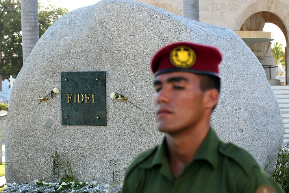 Un militar custodia la tumba del líder cubano Fidel Castro en el cementerio Santa Ifigenia.