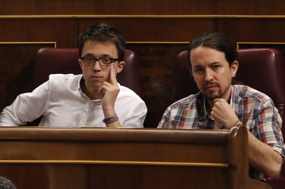 Pablo Iglesias (d) e Íñigo Errejón, en el Congreso de los Diputados.