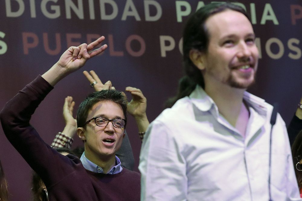 El secretario político de Podemos, Íñigo Errejón (i), y el secretario general, Pablo Iglesias (d), al inicio de la primera jornada de la Asamblea Ciudadana Estatal de Vistalegre II que definirá el futuro de la formación morada.