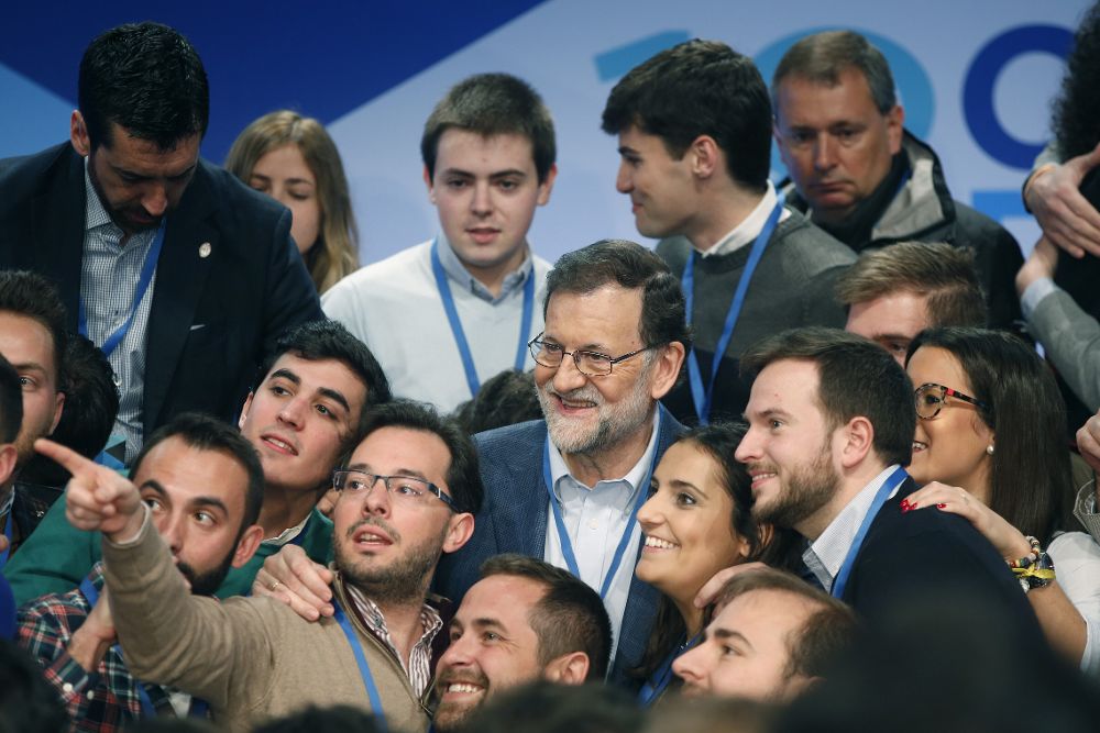 El presidente del Gobierno y líder del PP, Mariano Rajoy,con los miembros de las Nuevas Generaciones (NNGG) ,durante la segunda jornada del XVIII Congreso nacional del partido que se celebra este fin de semana en la Caja Mágica, en Madrid.