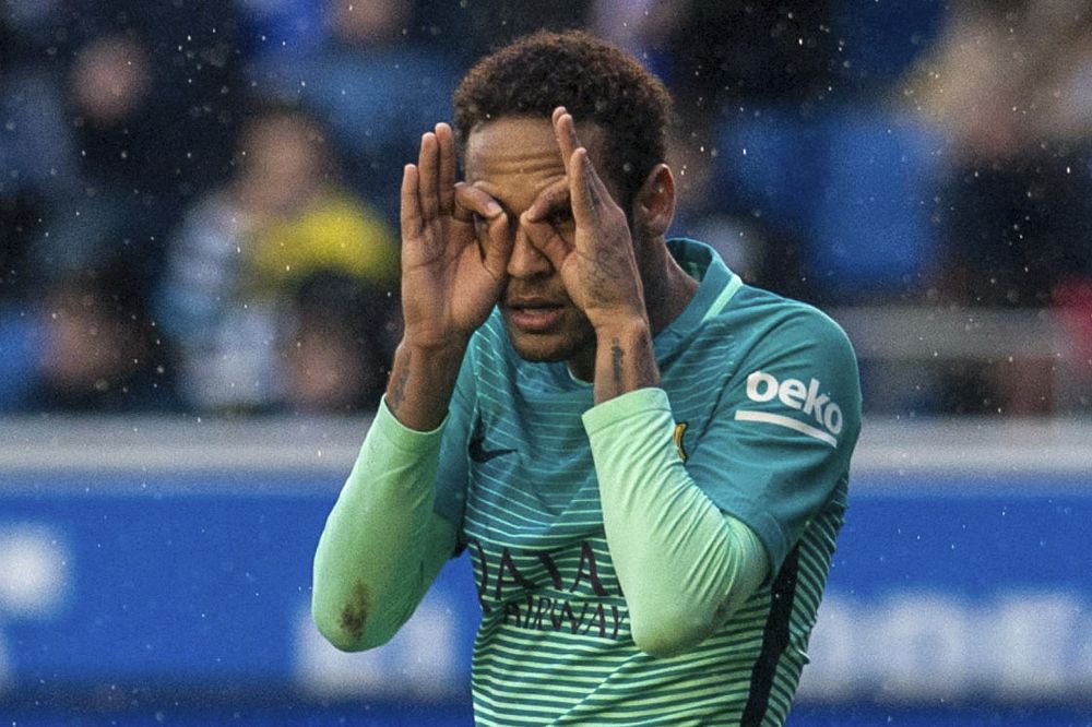 El delantero brasileño del FC Barcelona Neymar celebra su gol marcado al Deportivo Alavés, el segundo del conjunto azulgrana, durante el partido correspondiente a la vigésima segunda jornada de LaLiga Santander disputado esta tarde en el estadio de Mendizorroza.