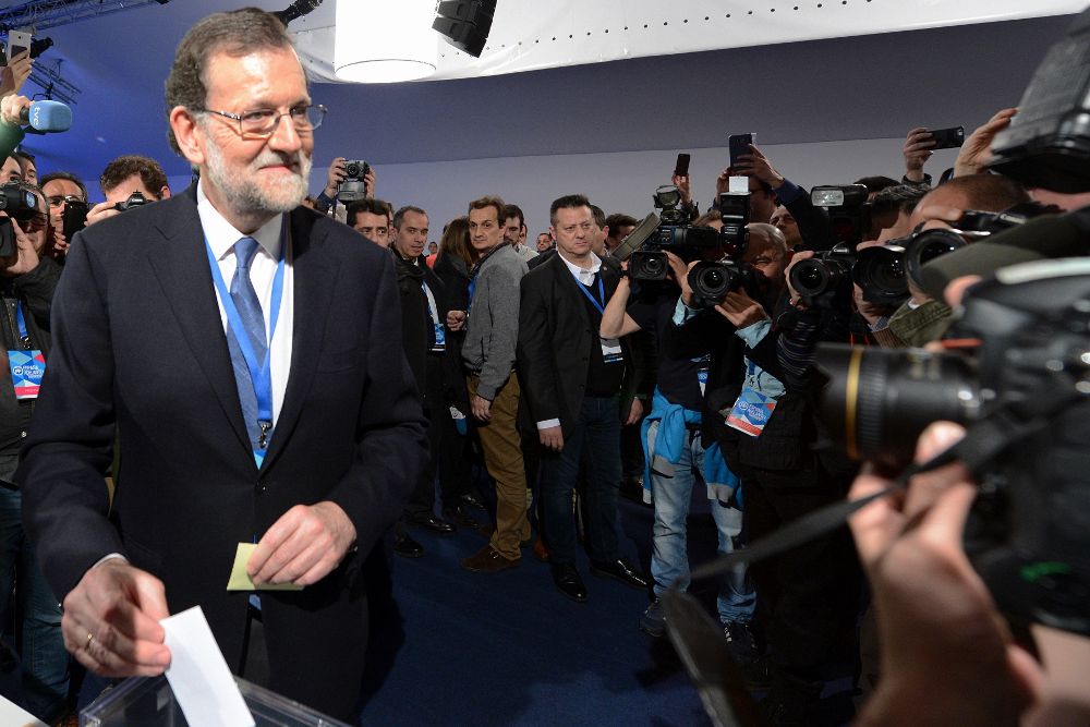 El presidente del Gobierno y del PP, Mariano Rajoy, vota durante la segunda jornada del XVIII Congreso nacional del partido que se celebra hasta mañana en la Caja Mágica, en Madrid.