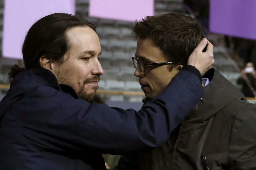 El secretario político de Podemos, Íñigo Errejón (d), y el secretario general, Pablo Iglesias (i), se abrazan.