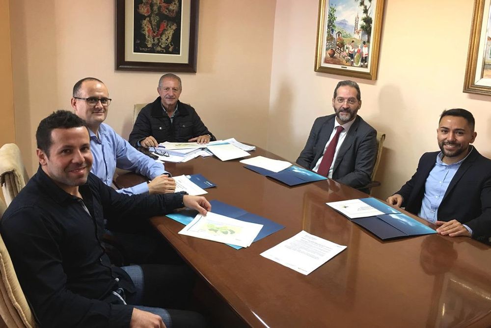 El director de Telefónica en Canarias, Juan Flores (2º d), asistió a una reunión en el Ayuntamiento de La Victoria.