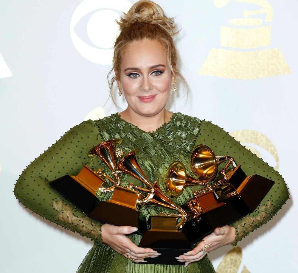 La cantante Adele posa con su premio en la sala de prensa.