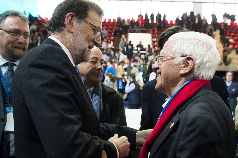 Mariano Rajoy saludando al Padre Angel, presidente de Mensajeros de la Paz, en la clausura del XVIII Congreso nacional del partido.