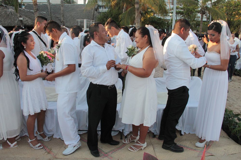 Unas doscientas parejas participaron ayer, domingo, en una ceremonia religiosa para unirse en matrimonio en el puerto de Acapulco (México), para conmemorar el día del Amor y la Amistad.
