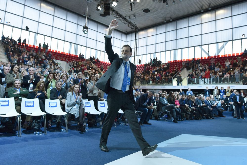 El líder del PP, Mariano Rajoy, saluda a los asistentes al acto de clausura del XVIII Congreso nacional del Partido Popular.