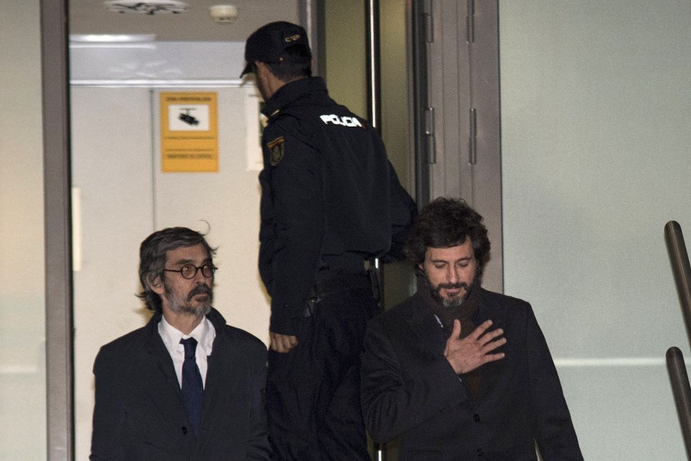 Oleguer Pujol (d), hijo menor del expresidente catalán Jordi Pujol, a su salida de la Audiencia Nacional.
