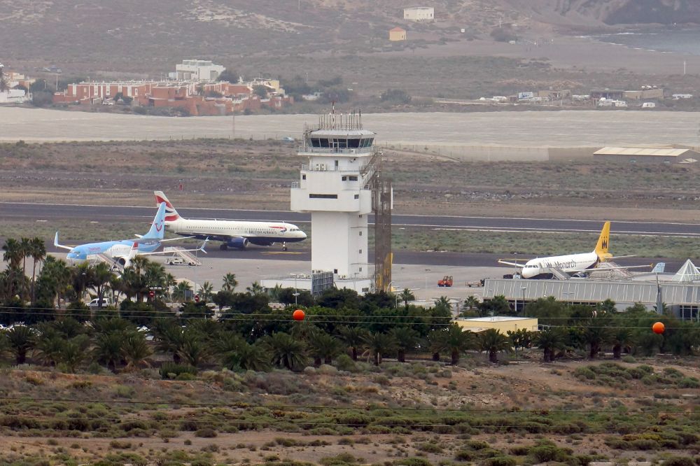 Torre de control y, al fodo, pista de aterrizaje y despegue del Tenerife Sur.