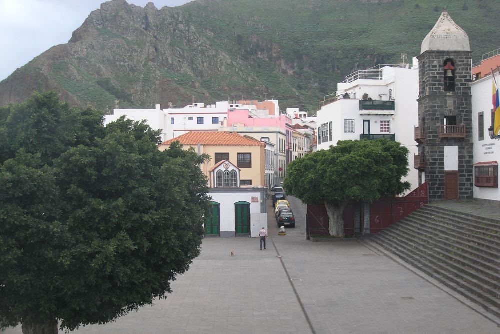 Los aparcamientos se encuentran en los bajos de la plaza de Santo Domingo y fueron adjudicados en 2003.