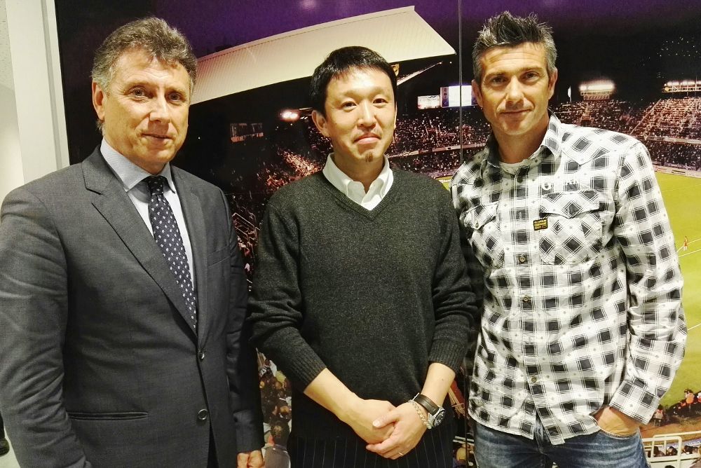 El mánager de la selección japonesa, Naoki Tsumura, visitó ayer el club, donde posó con el director general del Teenerife y con el entrenador.