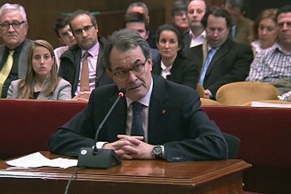 Imagen de vídeo de la señal institucional del TSJC, del expresidente de la Generalitat Artur Mas, declarando durante la última jornada del juicio del 9N.