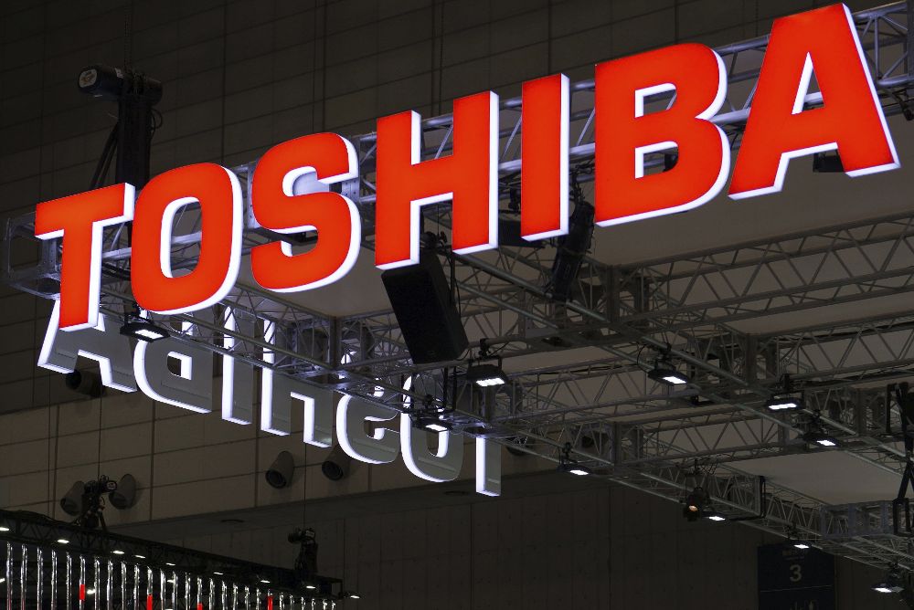 Logotipo de Toshiba en la Feria CEATEC en la prefectura de Chiba (Japón).