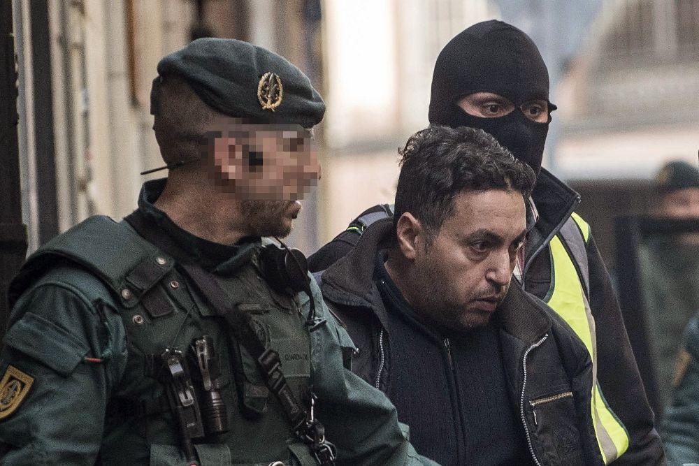 Agentes de la Guardia Civil trasladan detenido al hombre argelino arrestado.