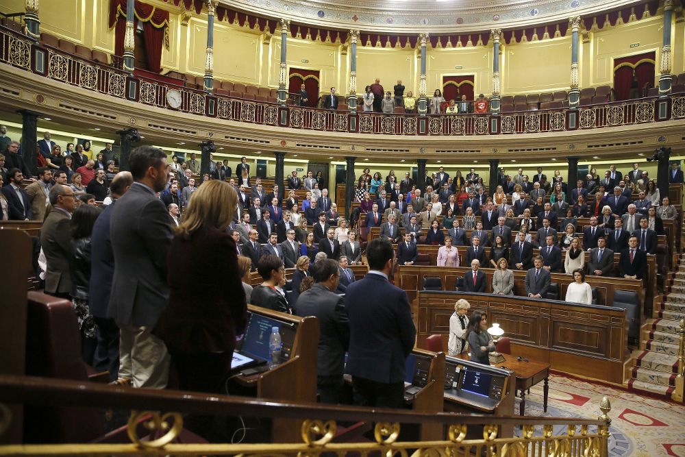Los diputados guardan un minuto de silencio en recuerdo de las víctimas de la violencia machista al término del pleno del Congreso de los Diputados.