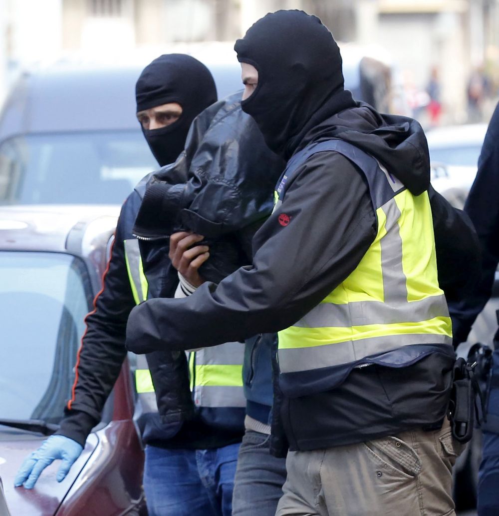 Agentes de la Policía Nacional escoltan al ciudadano marroquí detenido hoy en el barrio de Guanarteme de Las Palmas de Gran Canaria.