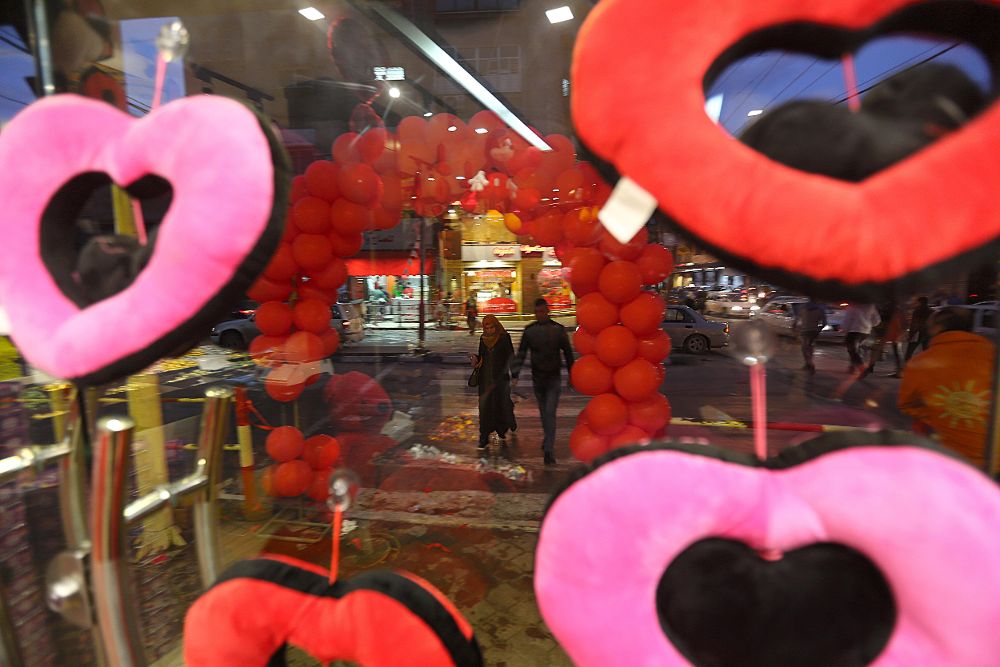 Vista de una pareja a través del vidrio de un local comercial durante la celebración del Día de San Valentín hoy, martes 14 de febrero de 2017, en la Franja de Gaza. 