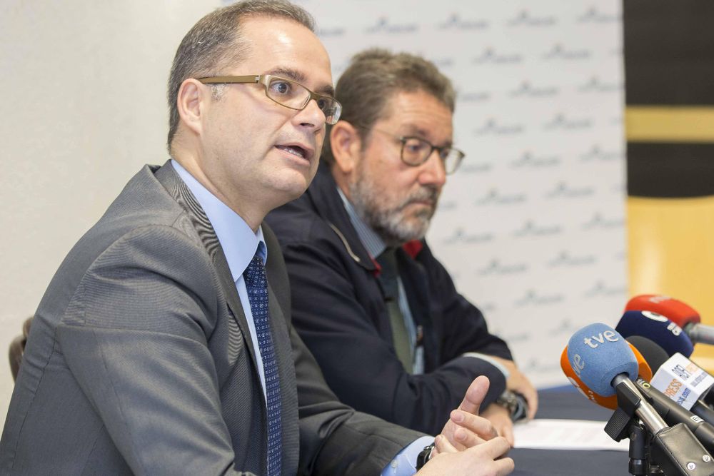 Agustín Viera, especialista en dermatología, junto a Manuel Sánchez, director general de LGS-Análisis.