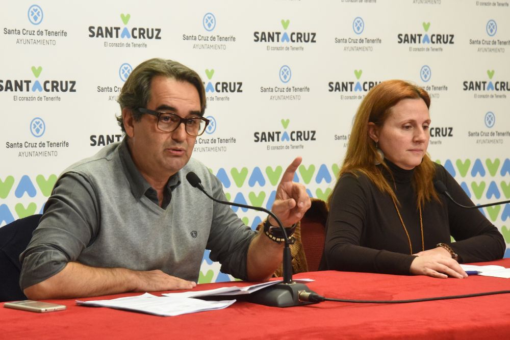 Pedro Fernández y Asunción Frías, de Sí se Puede, ofrecieron ayer una rueda de prensa.