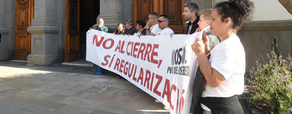 Varias personas se concentraron ayer ante el ayuntamiento para pedir la reapertura de los quioscos de Las Teresitas.